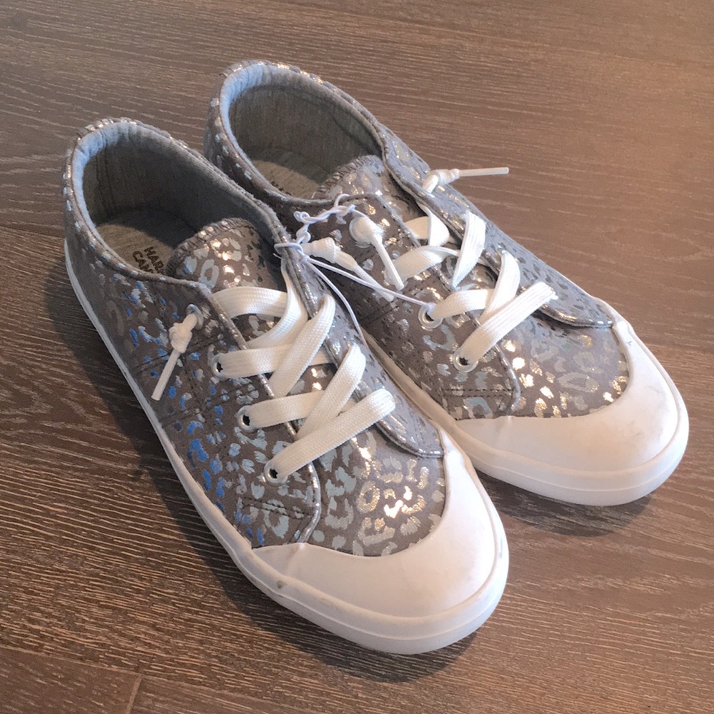 NWOT! Harper Canyon Melissa-Fab silver leopard print lace up sneakers. Size 5M.